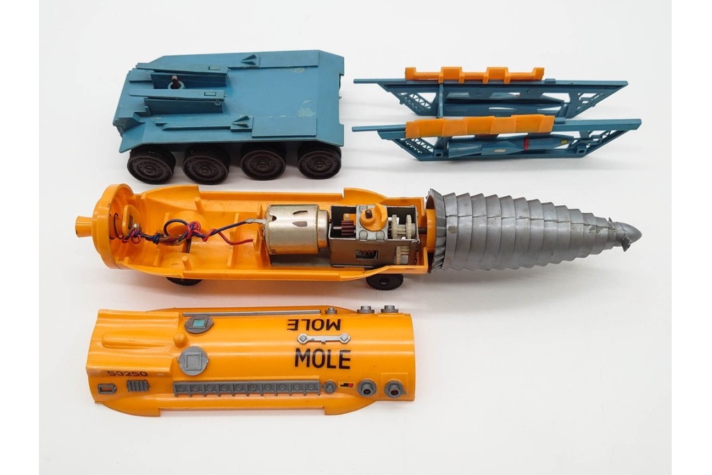 当時物　IMAI(旧イマイ)　キャプテンスカーレットの追跡戦闘車・秘密トレーラー・ヘリコプター　サンダーバードのジェットモグラタンク　プラモデルなどまとめてセット　外箱付き　(R-089691)