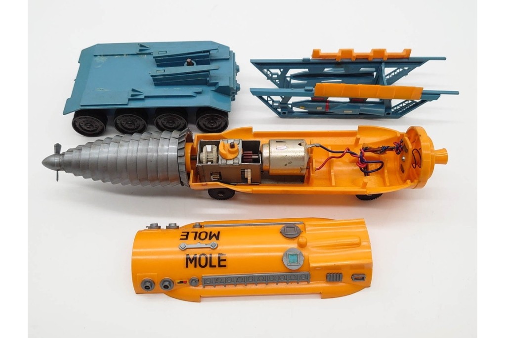 当時物　IMAI(旧イマイ)　キャプテンスカーレットの追跡戦闘車・秘密トレーラー・ヘリコプター　サンダーバードのジェットモグラタンク　プラモデルなどまとめてセット　外箱付き　(R-089691)