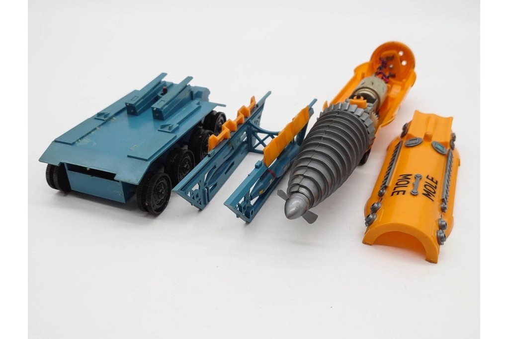 当時物　IMAI(旧イマイ)　キャプテンスカーレットの追跡戦闘車・秘密トレーラー・ヘリコプター　サンダーバードのジェットモグラタンク　プラモデルなどまとめてセット　外箱付き　(R-089691)
