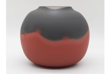 人間国宝　五代 伊藤赤水　赤と黒のコントラストが美しい無名異壺(壷)　共箱付き　(R-089693)