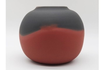 人間国宝　五代 伊藤赤水　赤と黒のコントラストが美しい無名異壺(壷)　共箱付き　(R-089693)