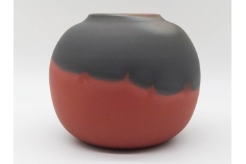 人間国宝　五代 伊藤赤水　赤と黒のコントラストが美しい無名異壺(壷)　共箱付き　(R-089693)