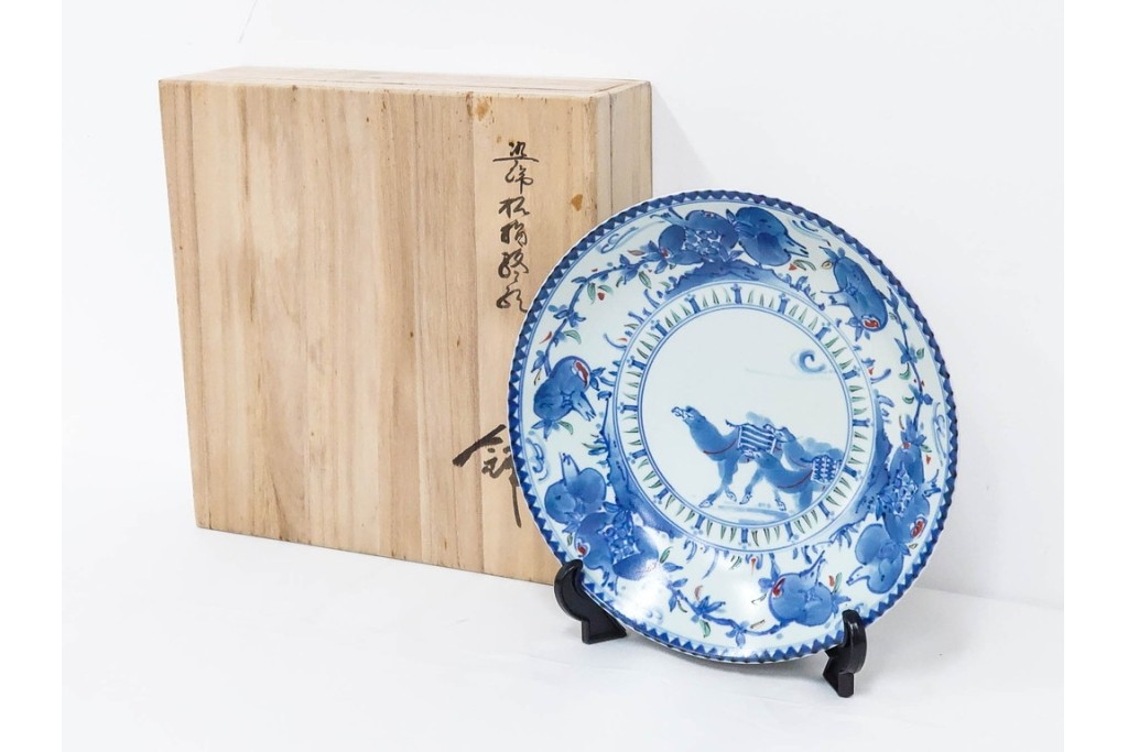宮崎祐輔　有田焼　直径約29cm(9.5寸)　染錦柘榴駱駝の鉢　皿立て・共箱付き　(R-089697)