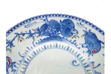 宮崎祐輔　有田焼　直径約29cm(9.5寸)　染錦柘榴駱駝の鉢　皿立て・共箱付き　(R-089697)