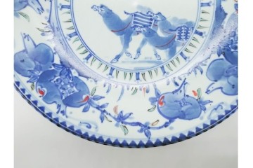 宮崎祐輔　有田焼　直径約29cm(9.5寸)　染錦柘榴駱駝の鉢　皿立て・共箱付き　(R-089697)