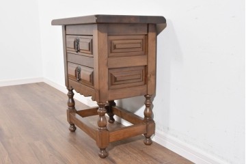 中古　美品　スペイン　ターニングレッグが印象的な引き出し付きサイドテーブル　(R-089701)