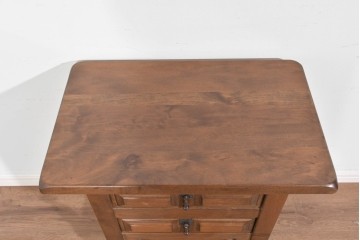中古　美品　スペイン　ターニングレッグが印象的な引き出し付きサイドテーブル　(R-089701)