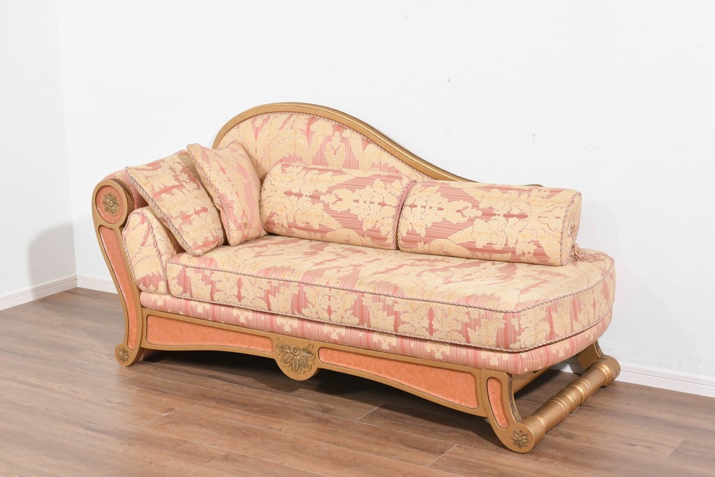 中古　ピンク×ゴールドの華やかな色合いのアンティーク調シェーズロング　(R-089706)