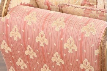 中古　ピンク×ゴールドの華やかな色合いのアンティーク調シェーズロング　(R-089706)