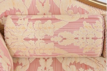 中古　ピンク×ゴールドの華やかな色合いのアンティーク調シェーズロング　(R-089706)