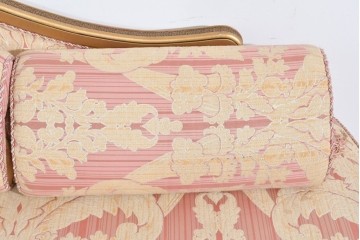 中古　ピンク×ゴールドの華やかな色合いのアンティーク調シェーズロング　(R-089706)