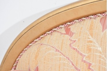 中古　ピンク×ゴールドの華やかな色合いのアンティーク調シェーズロング　(R-089706)