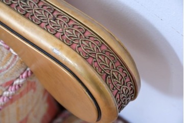 中古　ピンク×ゴールドの華やかな色合いのアンティーク調シェーズロング　(R-089706)