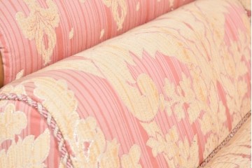 中古　ピンク×ゴールドの華やかな色合いのアンティーク調シェーズロング　(R-089706)