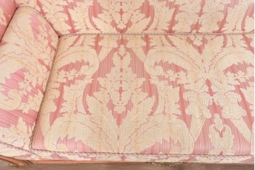 中古　ピンク×ゴールドの華やかな色合いのアンティーク調シェーズロング　(R-089706)