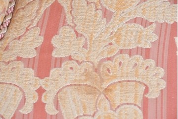 中古　ピンク×ゴールドの華やかな色合いのアンティーク調シェーズロング　(R-089706)