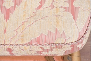 中古　ピンク×ゴールドの華やかな色合いのアンティーク調シェーズロング　(R-089706)