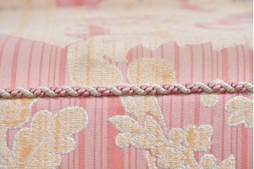 中古　ピンク×ゴールドの華やかな色合いのアンティーク調シェーズロング　(R-089706)