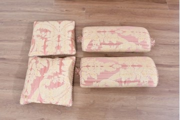 中古　ピンク×ゴールドの華やかな色合いのアンティーク調シェーズロング　(R-089706)