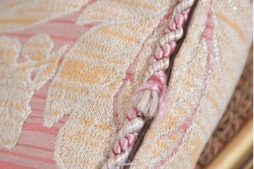 中古　ピンク×ゴールドの華やかな色合いのアンティーク調シェーズロング　(R-089706)