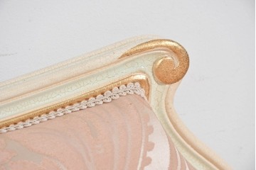 中古　ピンクの花柄とゴールドカラーの装飾が華やかなシェーズロング　(R-089707)