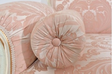 中古　ピンクの花柄とゴールドカラーの装飾が華やかなシェーズロング　(R-089707)