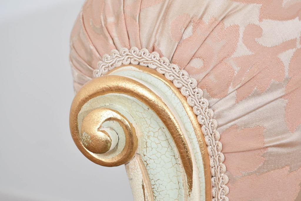 中古　ピンクの花柄とゴールドカラーの装飾が華やかなシェーズロング　(R-089707)
