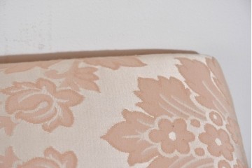 中古　ピンクの花柄とゴールドカラーの装飾が華やかなシェーズロング　(R-089707)