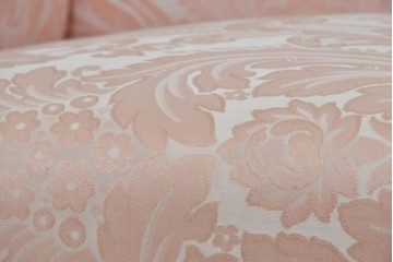 中古　ピンクの花柄とゴールドカラーの装飾が華やかなシェーズロング　(R-089707)