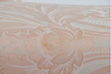 中古　ピンクの花柄とゴールドカラーの装飾が華やかなシェーズロング　(R-089707)