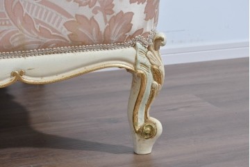 中古　ピンクの花柄とゴールドカラーの装飾が華やかなシェーズロング　(R-089707)