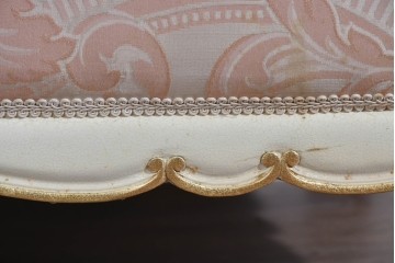 中古　ピンクの花柄とゴールドカラーの装飾が華やかなシェーズロング　(R-089707)