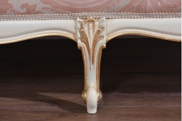 中古　ピンクの花柄とゴールドカラーの装飾が華やかなシェーズロング　(R-089707)