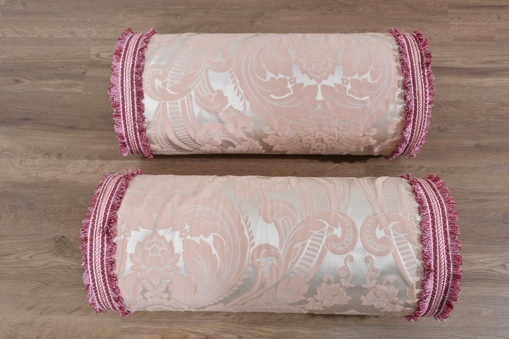 中古　ピンクの花柄とゴールドカラーの装飾が華やかなシェーズロング　(R-089707)