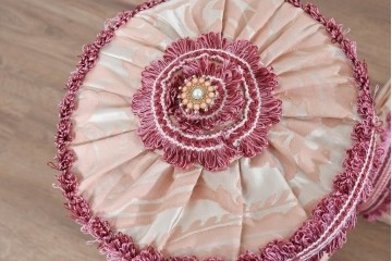 中古　ピンクの花柄とゴールドカラーの装飾が華やかなシェーズロング　(R-089707)