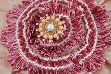 中古　ピンクの花柄とゴールドカラーの装飾が華やかなシェーズロング　(R-089707)