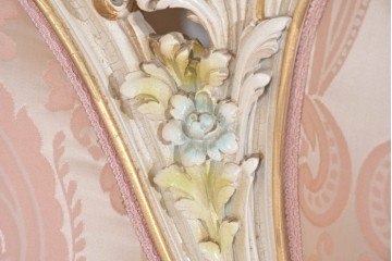 中古　SILIK(シリック)　ロココ調　優美な花柄と曲線装飾が華やかな3人掛けソファ　定価約180万円　(R-089708)