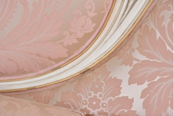 中古　SILIK(シリック)　ロココ調　優美な花柄と曲線装飾が華やかな3人掛けソファ　定価約180万円　(R-089708)