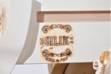 中古　美品　SILIK(シリック)　ロココ調　花柄と曲線装飾が繊細で美しいコンソールチェスト　定価約110万円　(R-089711)