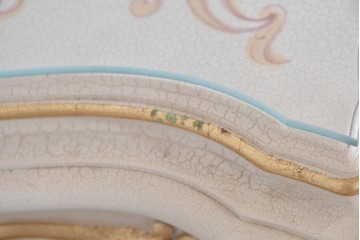 中古　美品　SILIK(シリック)　ロココ調　花柄と曲線装飾が繊細で美しいコンソールチェスト　定価約110万円　(R-089711)
