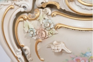 中古　美品　SILIK(シリック)　ロココ調　花柄と曲線装飾が繊細で美しいコンソールチェスト　定価約110万円　(R-089711)