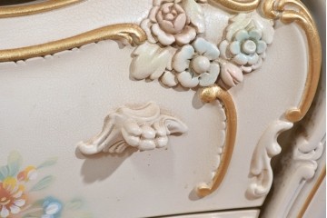 中古　美品　SILIK(シリック)　ロココ調　花柄と曲線装飾が繊細で美しいコンソールチェスト　定価約110万円　(R-089711)
