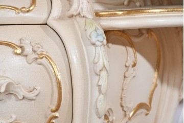 中古　美品　SILIK(シリック)　ロココ調　優美な花柄とゴールドの装飾が華やかな引き出し付きコンソールテーブル　現行定価約180万円　(R-089712)
