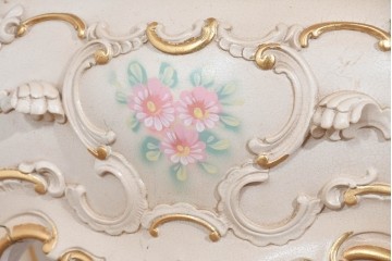 中古　美品　SILIK(シリック)　ロココ調　優美な花柄とゴールドの装飾が華やかな引き出し付きコンソールテーブル　現行定価約180万円　(R-089712)