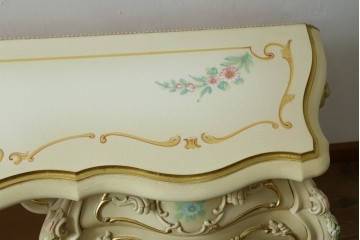 中古　美品　SILIK(シリック)　ロココ調　優美な花柄とゴールドの装飾が華やかな引き出し付きコンソールテーブル　現行定価約180万円　(R-089712)