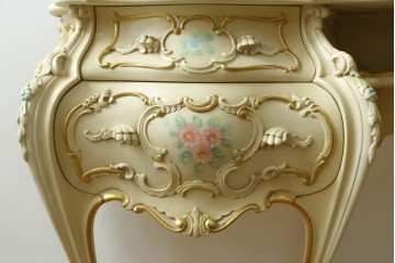 中古　美品　SILIK(シリック)　ロココ調　優美な花柄とゴールドの装飾が華やかな引き出し付きコンソールテーブル　現行定価約180万円　(R-089712)