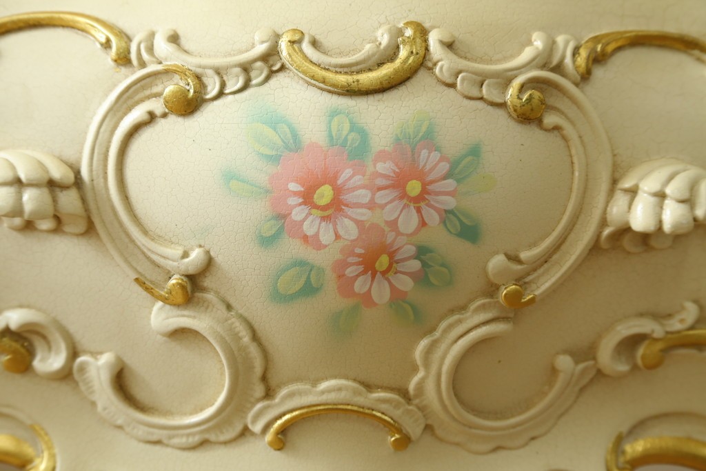 中古　美品　SILIK(シリック)　ロココ調　優美な花柄とゴールドの装飾が華やかな引き出し付きコンソールテーブル　現行定価約180万円　(R-089712)