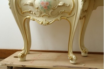 中古　美品　SILIK(シリック)　ロココ調　優美な花柄とゴールドの装飾が華やかな引き出し付きコンソールテーブル　現行定価約180万円　(R-089712)