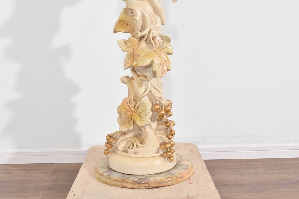 中古　SILIK(シリック)　ブドウと人物モチーフの装飾が華やかなポールハンガー　定価約46万円　(R-089714)