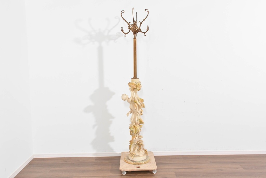 中古　SILIK(シリック)　ブドウと人物モチーフの装飾が華やかなポールハンガー　定価約46万円　(R-089714)